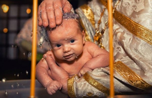 Коли немовля хрестили то люди здригалися від його плачів. Тоді мати вирішила підійти до священика і сказала “Ну, довго це буде ще тривати?”: від його відповіді молода мати почала плакати…