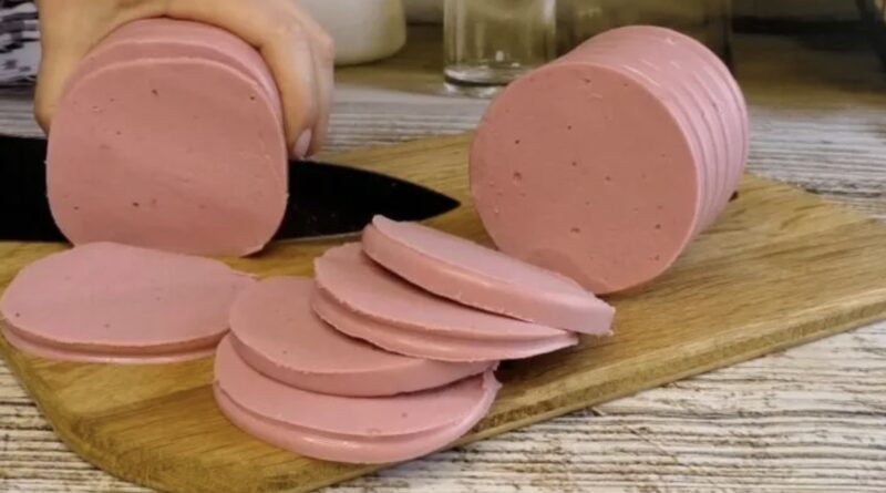 На магазинну вже дивитися не можемо: натуральна варена ковбаса з 1 кг курячих стегон, як робили у 1975 році.