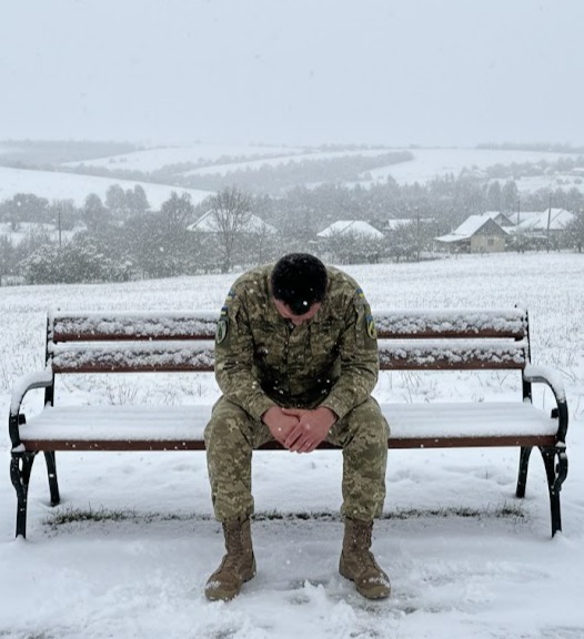 Українка: “Ось цей військовий їхав додому у двотижневу відпустку з-під Бахмута. Піднявши голову він глянув на мене. Господи! Скільки смутку, скільки вселенського горя в його очах…Я не витримала того погляду і…”