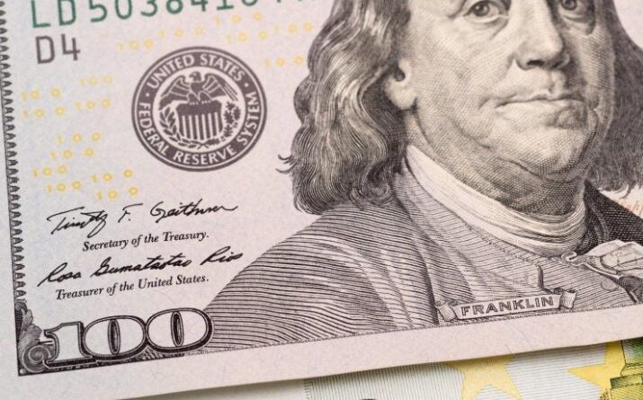 Скільки коштуватимуть 100 доларів в Україні в перший місяць весни: прогноз банкіра