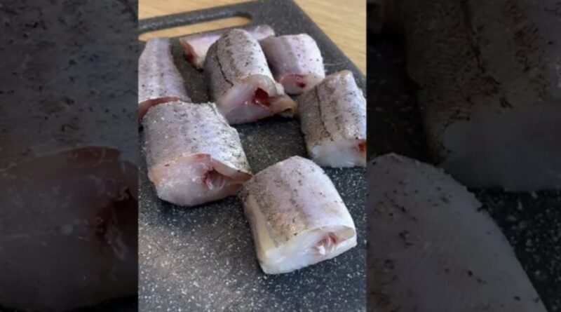 Не борошно і не сіль: як смажити хека, щоб дрібні кісточки повністю розчинилися