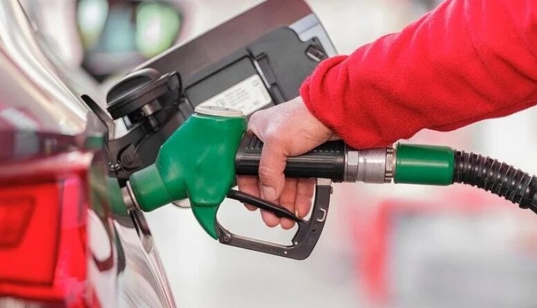 Через погані дороги українці платитимуть ще більше за пальне: експерти пояснили чому