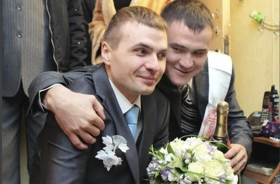 До весільної церемонії залишалися лічені хвилини, а я стояв під церквою і читав лист від мами, який випадково знайшов в кишені… Служба в церкві от-от мала розпочатися. Моя наречена вже стояла на подвір’ї і поправляла сукенку, а я сидів в машині і трусився від хвилювання.  Вирішив пошукати в кишені м’ятний льодяник — він хоч трохи заспокоює. Так я випадково і натрапив в піджаку на невеликий конверт. Зверху красивими літерами писало: “Улюбленому синочку. Відкрий це, поки ще не одружився”. Я й гадки не мав, що лежало всередині…