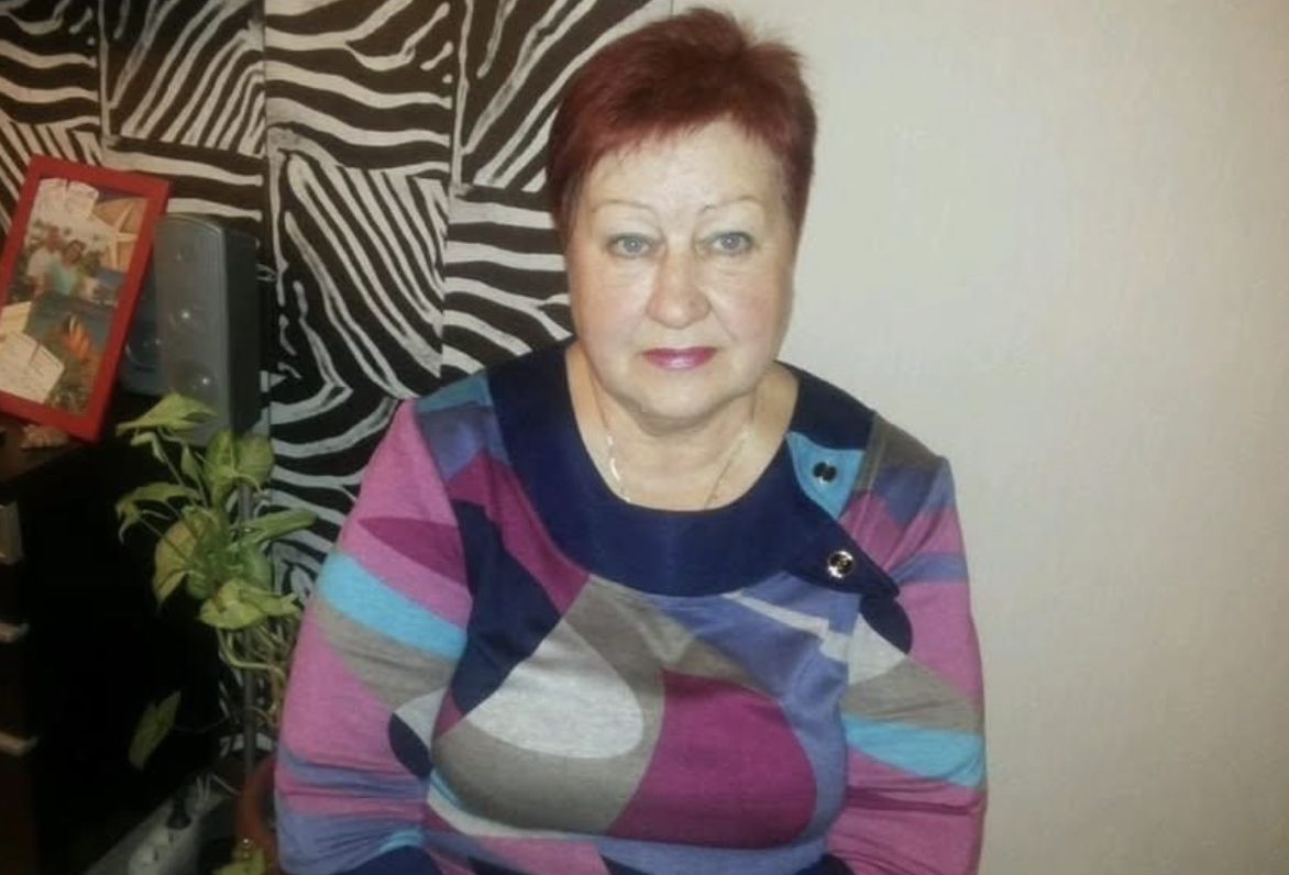 Я так довго не бачила рідних, щоразу плакала, як вони надсилали мене фото чи відео у Вайбер. Навіть не змогла приїхати на випускний до онуків, хоча мене так чекали! Аж ось нарешті отримала відпустку та одразу почала збирати валізи. Тільки потім я отримала дуже дивне смс від доньки та почала плакати. Не знаю, що робити далі і прошу вашої поради чи бодай доброго слова.