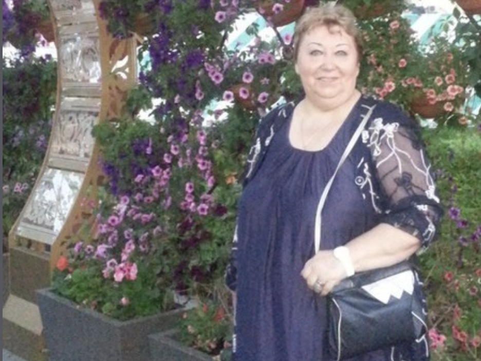 Чоловік одружився на жінці з двома дітьми. Закласти за комір люблять. Живуть на краю села. Більше нічого не знала. Хто така Настя, поняття не мала. Увечері вона довго сиділа біля вікна, не вмикаючи світло.