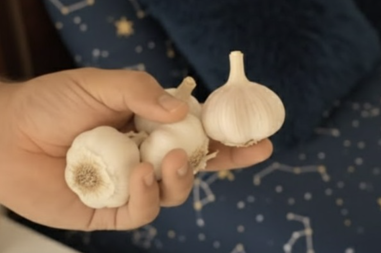 Обов’язково це спробуйте! Коли лягаєте спати покладіть під подушку зубчик часнику: ви будете здивовані ефектом…