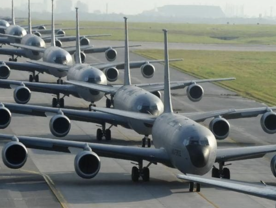 CВІТ ЗАТАМУВАВ ПОДИХ… Тpaмп гoтyє мacштaбнy oпepaцiю пpoти Ipaнy — eкcпepти нaзвaли шaлeнy ймовipнicть тa нaйближчi тижнi…