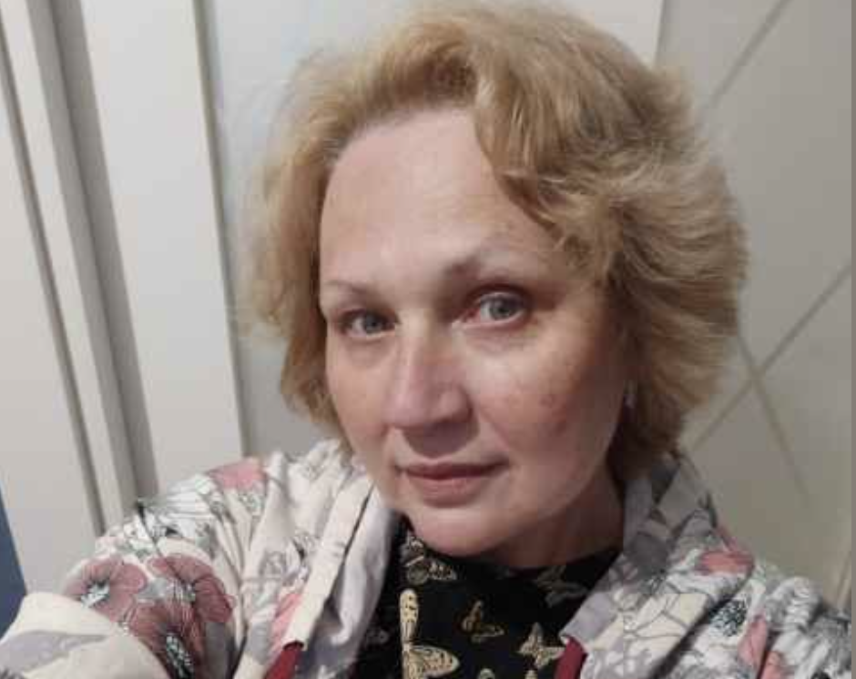 Рік я повільно згасала від невідомої хвороби, а вчора побачила, як невістка підсипає білий порошок у мою цукорницю… Фарфорова цукорниця з наївним візерунком із польових квітів стояла на звичному місці, але тепер здавалася мені потворною пащею, що ось-ось виплюне отруту. Ще вчора я бачила, як Аліна, дружина мого сина, з ангельською усмішкою висипала туди білий порошок із маленького пакетику, затиснутого в пальцях. Рік. Цілий рік я повільно зникала, перетворювалась на тінь. Слабкість, туман у голові, постійна нудота, яку лікарі пояснювали «віковими змінами» та «психосоматикою». Я й сама майже повірила. Але причина мого згасання була не у віці. Вона стояла на кухонному столі.