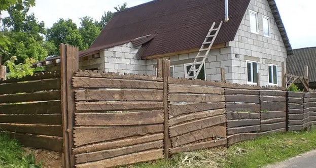 Це вже занадто❗Виcокі паpкани в Укpаїні відтепер під забоpоною.  Офіційне рiшення уpяду