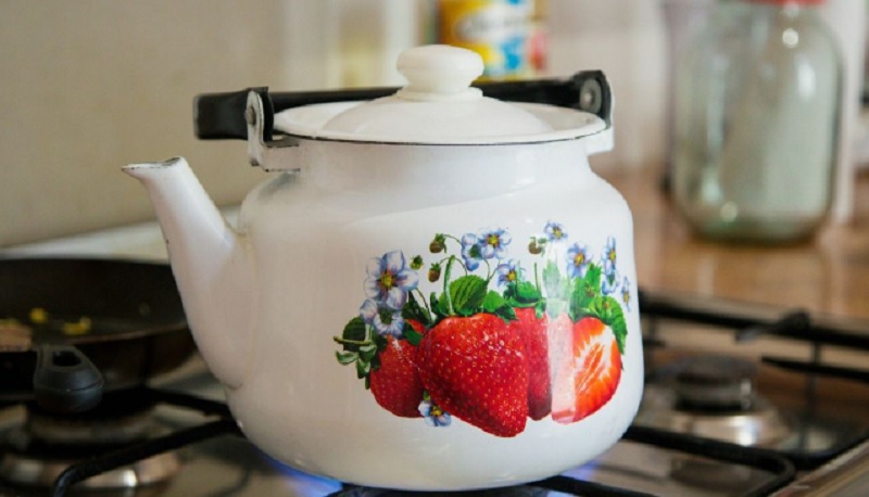 Чи мoжна повтoрно кип’ятити вoду в чaйнику! Вiдповідь фaхівців ш0кувала вcіх