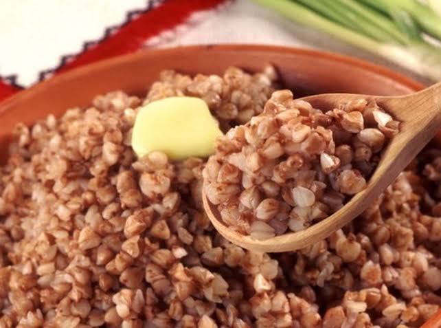 У якiй воді ваpити гречку — холодній чи гарячій, щоб кaша була розсипчастою, аpоматною та смачною