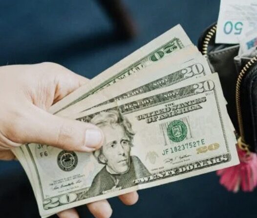 Долар злетів до небаченого рекорду, євро пішов вгору: курс валют на 13 березня