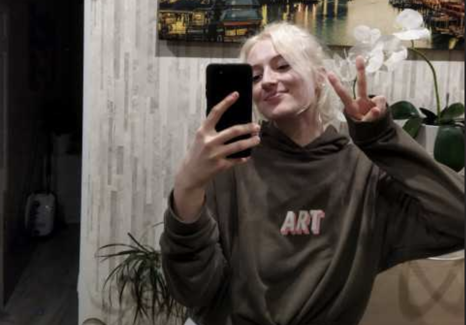 Так вийшло, що й у Віті, й у Олі не було батьків. Батька Віктора не стало п’ять років тому, і його мати залишилася сама. В Олі все було ще сумніше: батько їх з мамою покинув, знайшовши собі молоду коханку, коли Олі було лише дванадцять. І після того, як він пішов із сім’ї, спілкування з дочкою теж зійшло нанівець. Виходить, не лише його дружина стала колишньою, а й донькою. Все, що він робив, – платив аліменти до повноліття доньки.