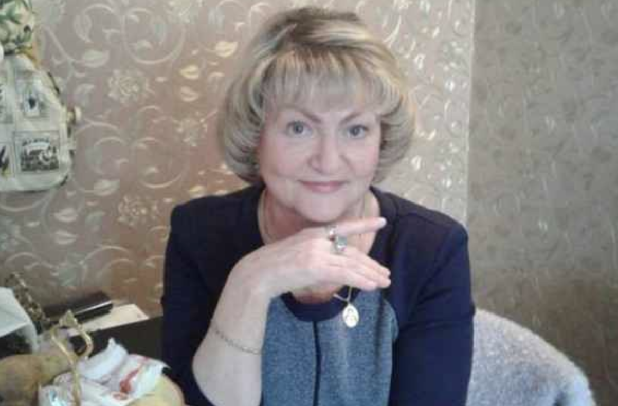 Люба, а де наша кавомолка? Ніяк не можу знайти її, — Богдан зазирнув у вітальню і збентежено глянув на дружину. Віолетта сиділа перед телевізором, але щойно чоловік поставив їй запитання, вона одразу схопилася. — Ой, я її якось мамі давала. Вона тістечка пекла, і їй треба було зробити цукрову пудру. — Ну і? — насупився Богдан. — А кавомолку чому вона не повернула? — Забула, мабуть. Потім спитаю.