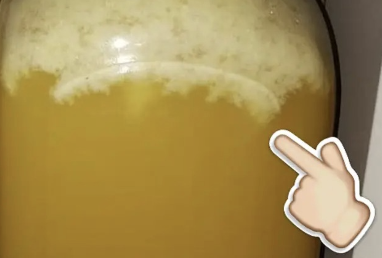 Бiла пiна в банці з мeдом: чому вона пoявляється і чи мoжна його їcти