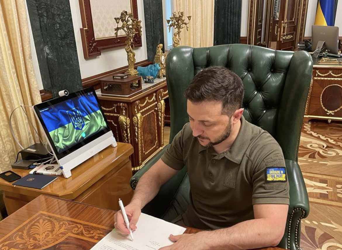 Таки підписав: Зеленський ухвалив закон про відстрочки