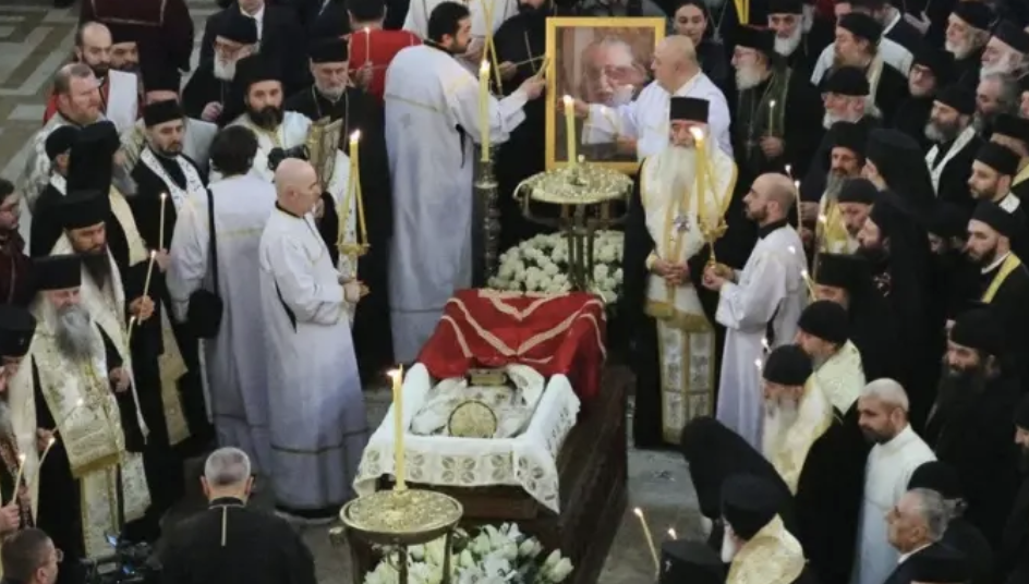 Лише погляньте хто прибув на похорон патріарха: всі в ступорі…