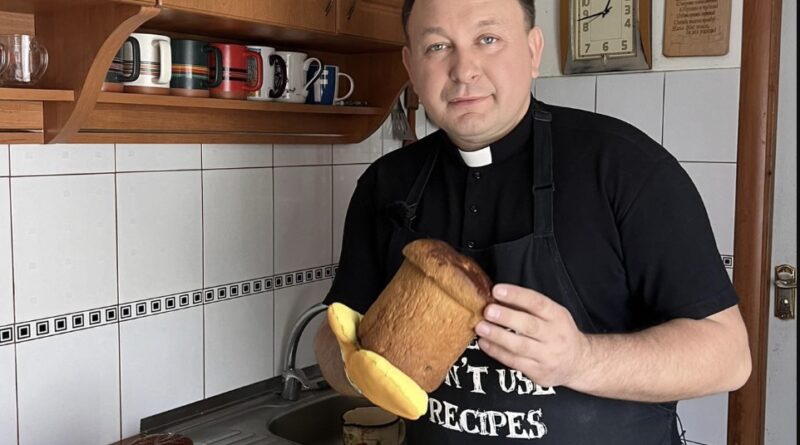 Більшість жінок роблять це неправильно: Отець назвав дні, в які випікання паски та фарбування крашанок буде правильним