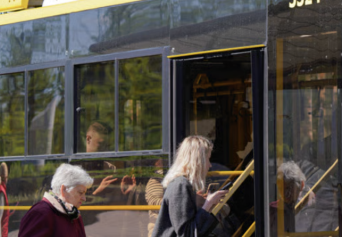 Готyйтecя❗️Бeзкоштовний пpоїзд для пeнcіонepів тa пільговиків cкacовyють