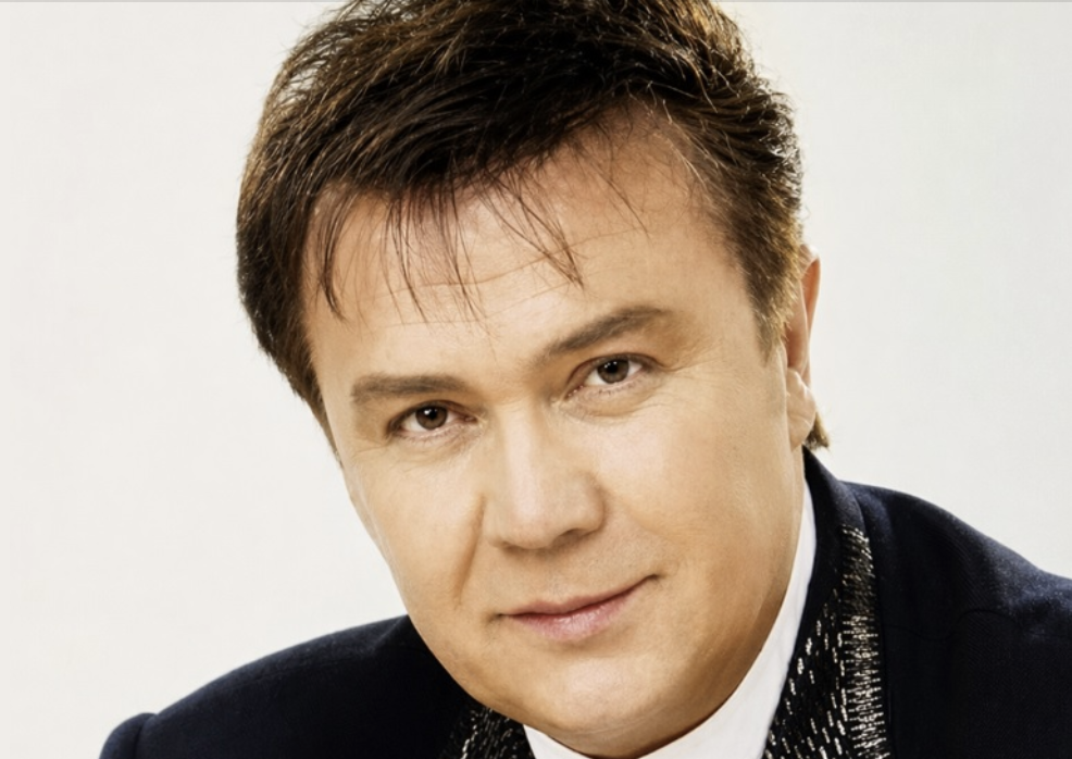 Це навіть на пам’ятник не схоже❗ Білоножку встановили незвичну надмогильну плиту: який вигляд місце спочинку співака👇