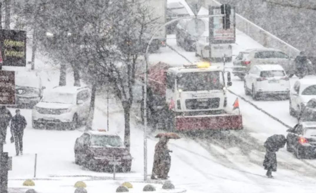 Почалось! До України повернулася зима: страшний мороз накриває міста – названо області