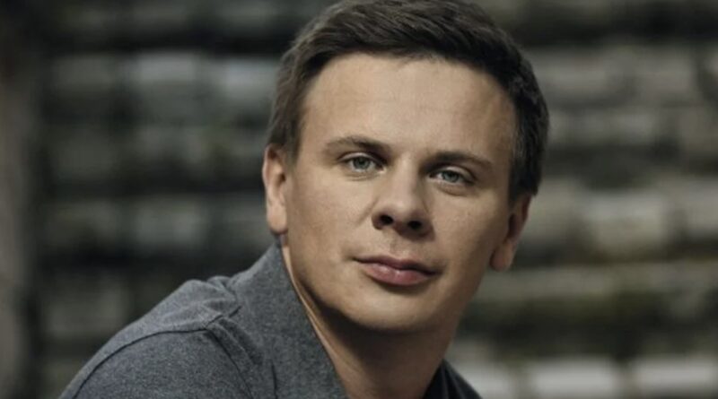 Все більш загадковим стає одруження: 42-річний ведучий програми “Світ навиворіт” Дмитро Комаров вдруге надів обручку?