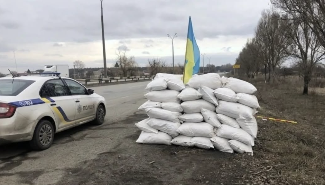 Учора повертаючись від мами, по трасі Умань – Стрій мене зупинила поліція. Я спочатку подумала що це перевірка документів або щось подібне…. Але ні…. – Доброго дня, пані куди ви прямуєте? – Вітаю, додому. – Бачимо у вас номерні знаки Полтавської області, ви в ту сторону? – Так я в Полтаву. – Візьміть хлопця в попутники!… Просто шокує, як вам вчинок чоло віка?