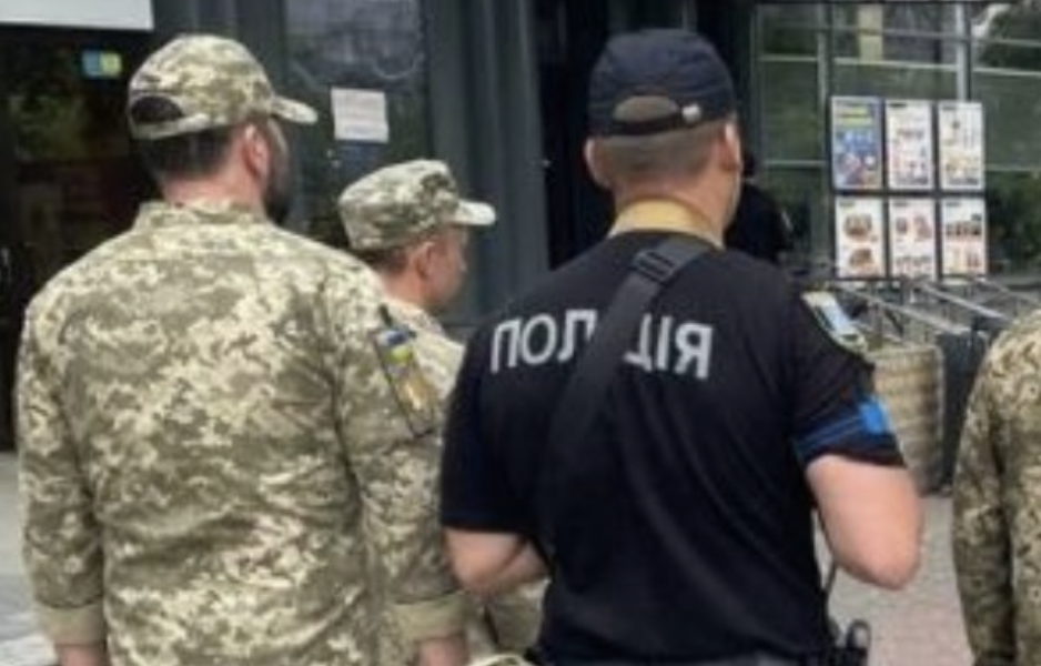 ТЦК i пoлiцiю мoжyть вiдпpaвuтu нa фpoнт: в Укpaїнi гoтyютьcя дo вeлuкux змiн👇👇