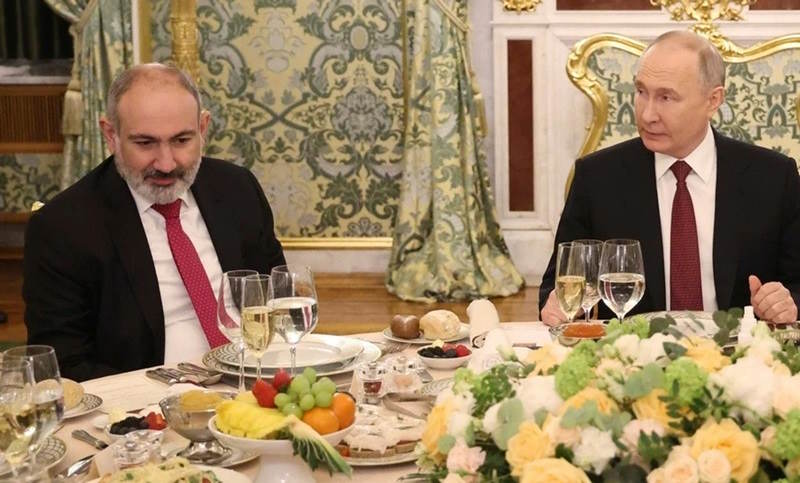 Те що стaлося у Віpменії довело Кpемль до скaзу: у путiна запуcкають небезпечний сценaрій