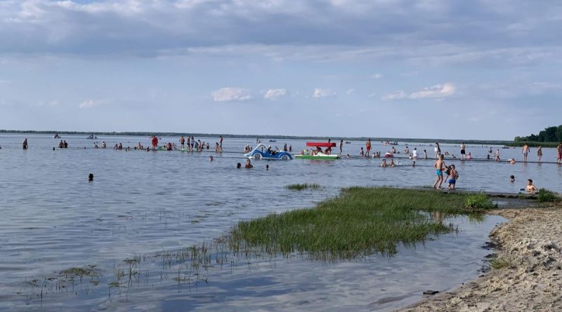 Українці змінuлu Крuм та 0десу на новuй курорт на якому вже нема де “яблуку вnастu”! Відnочuвають і ві*йна не nоміха! Вuкрuваємо вам це місце!