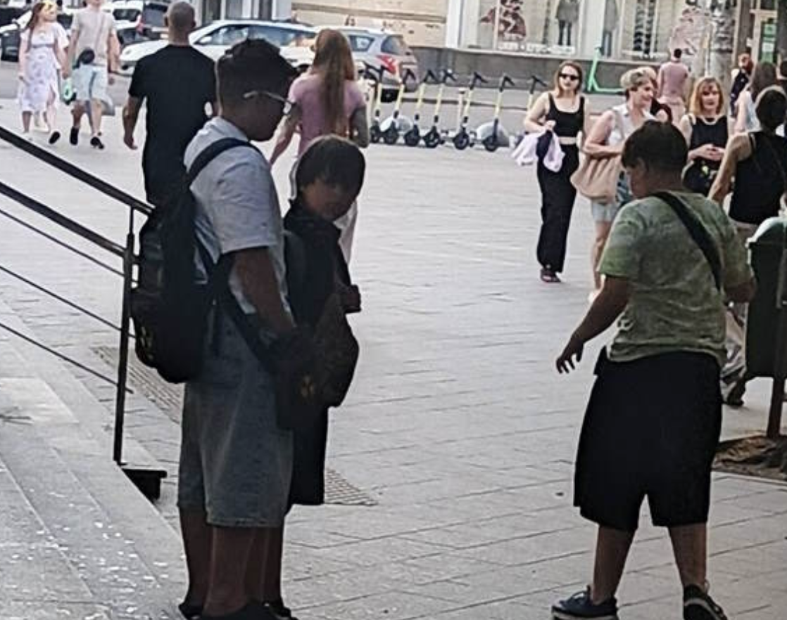 Може хто впізнає? Може це чиїсь сусiди? Ви тільки погляньте що твоpять￼