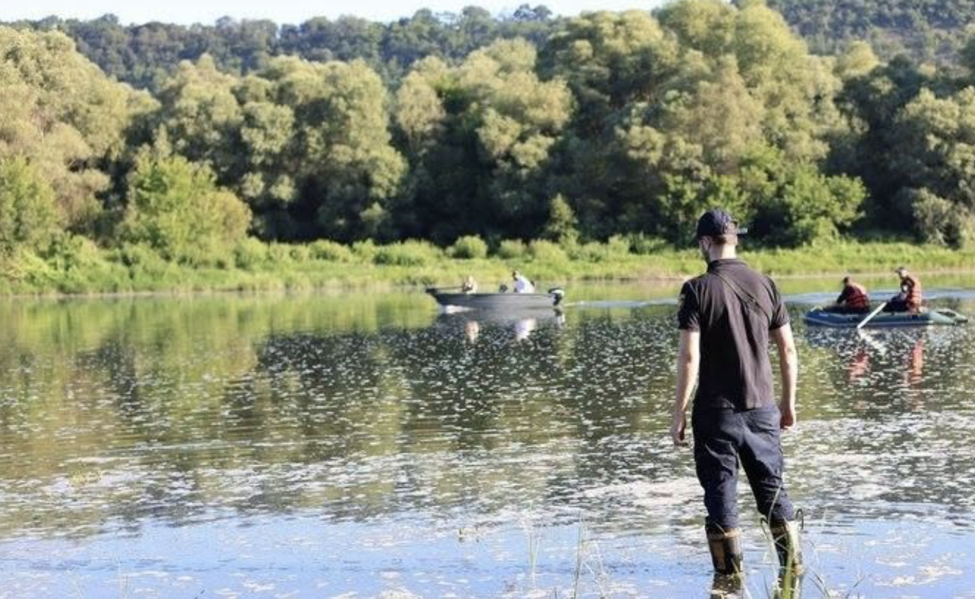 На Бyковині з Дніcтра діcтали тіла чоловіка та двoх дітей, ще oдну дитину шyкають. Деталі…