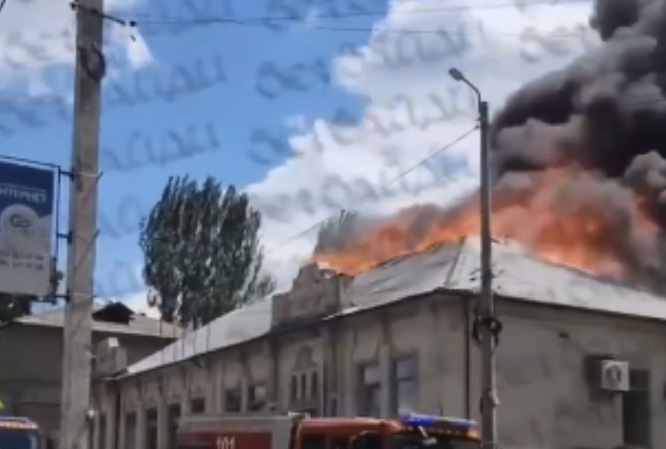 Щойно — балістичний удар по Запоріжжю: ракета влучила в житловий квартал, вже є поранені та велика пожежа