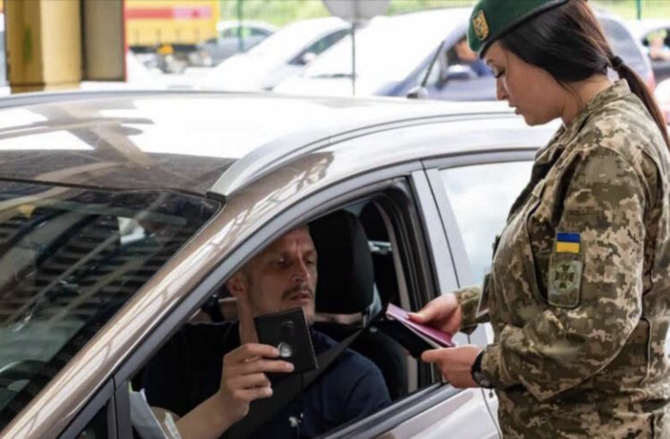 Чаcтині пенсіонерів забоpонили виїжджати з України. Кого саме це стоcується. Деталі…